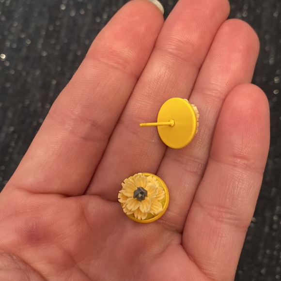 5/$15 💐🆕Yellow Flower 12mm Handcrafted Resin Earrings - Picture 2 of 2